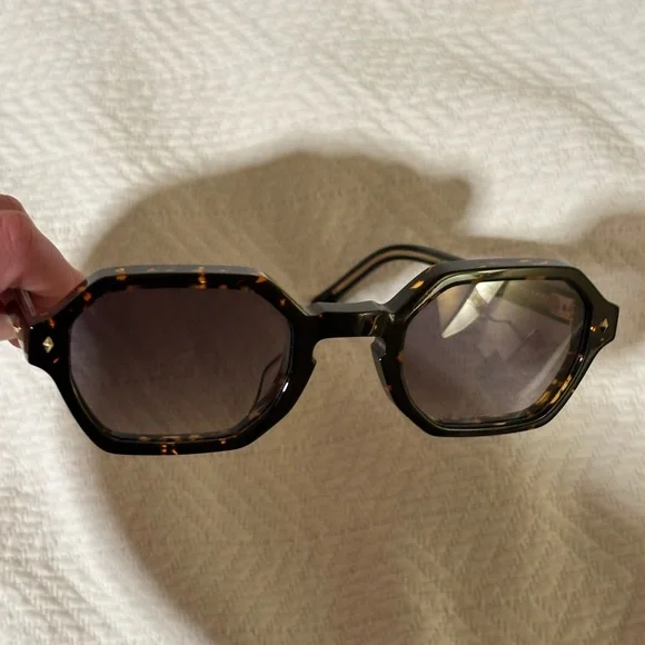 Classic Tortoise Shell Sunglasses - Picture 7 of 7